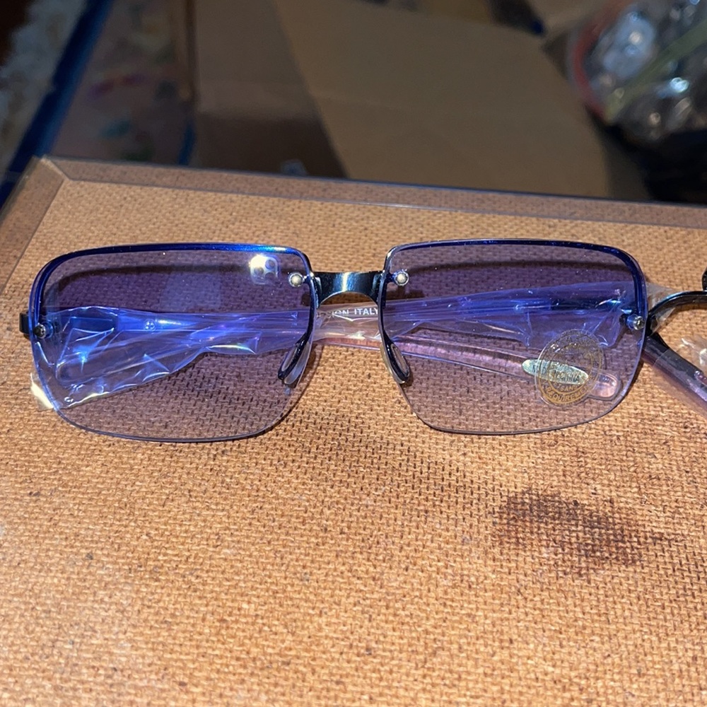 Sunglasses Sure to turn heads Rounded Rectangle Lenes Blue metal frame NWOT